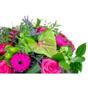 Kytice růžových květů s anthurií